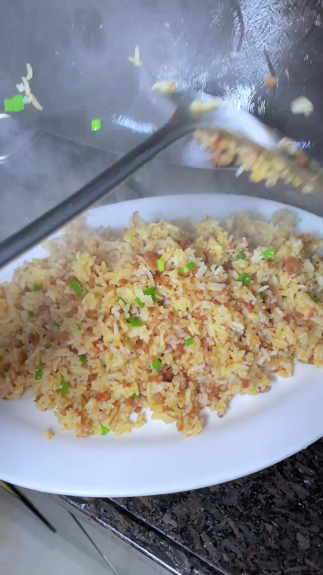 剩饭变香：菜脯炒饭香而不腻