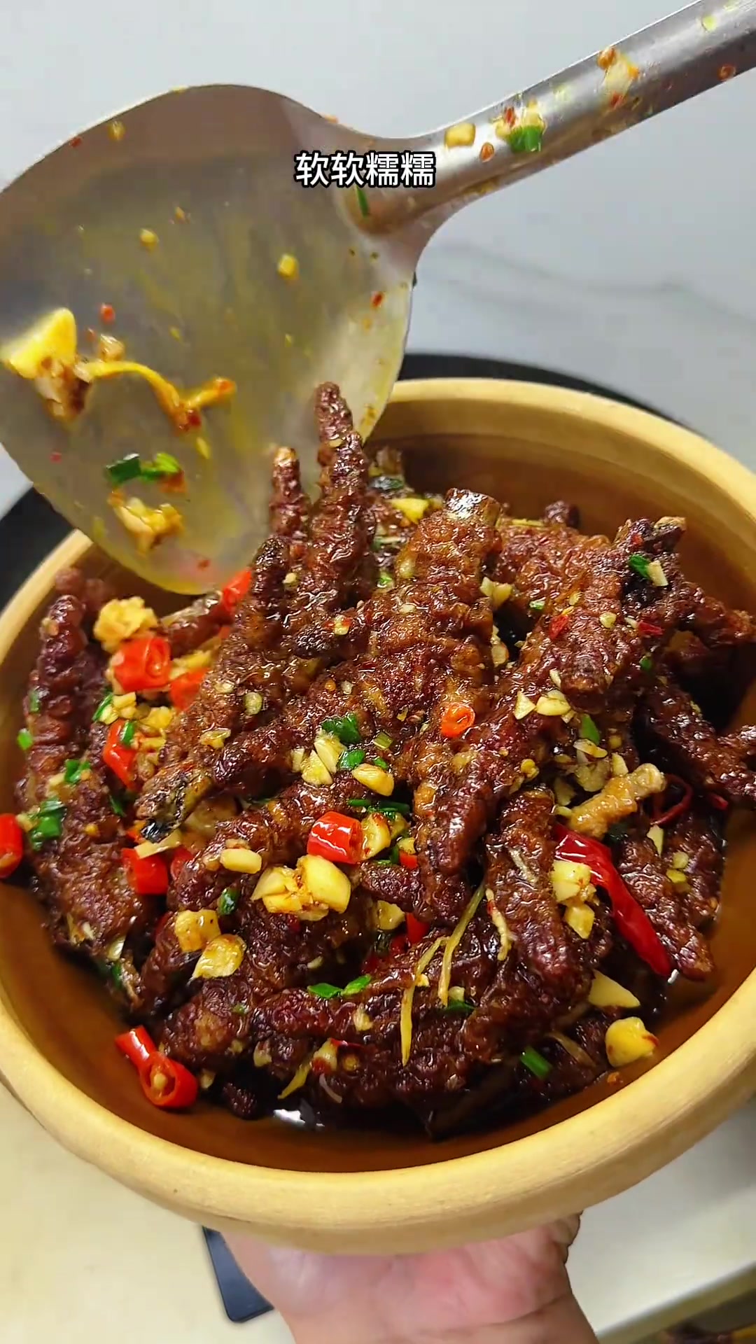 虎皮鸡爪做法简单，香辣软糯超好吃