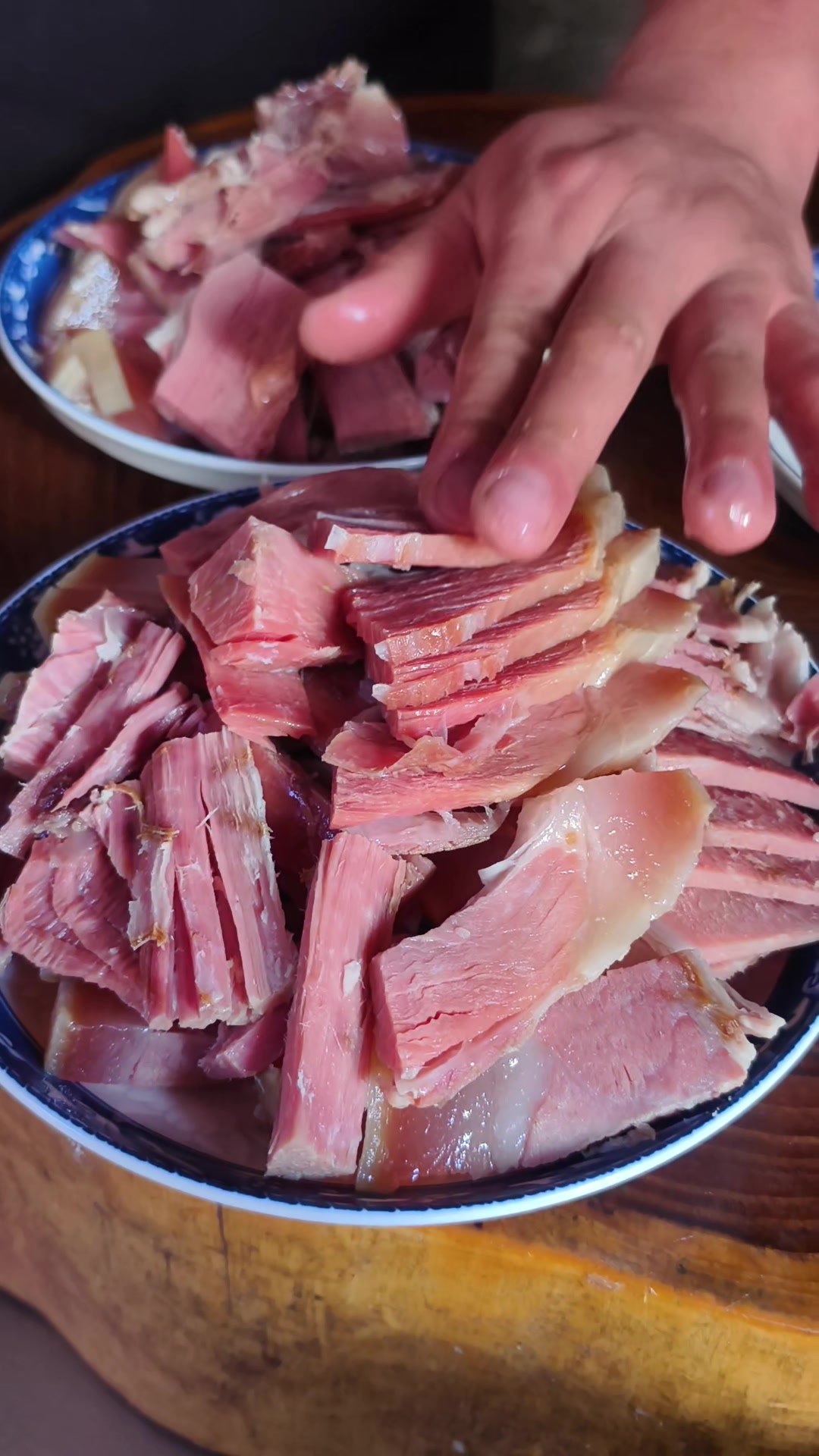 朋友聚餐喝酒的配菜风干腊鸡+手撕火腿,半桌腊味喝半醉