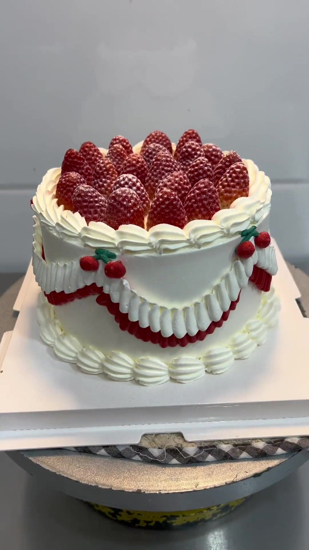 复古女神款草莓蛋糕,烘焙日常分享