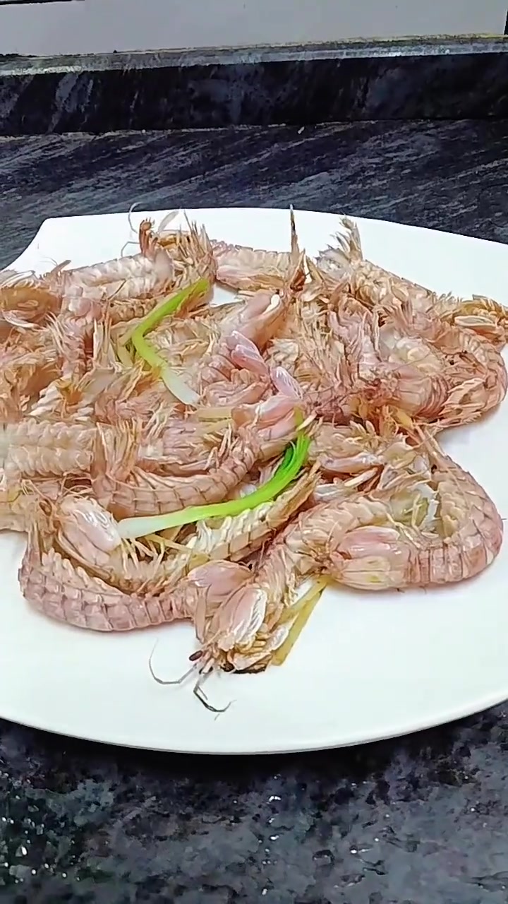 白灼弹虾做法简单，原味鲜美好吃极了
