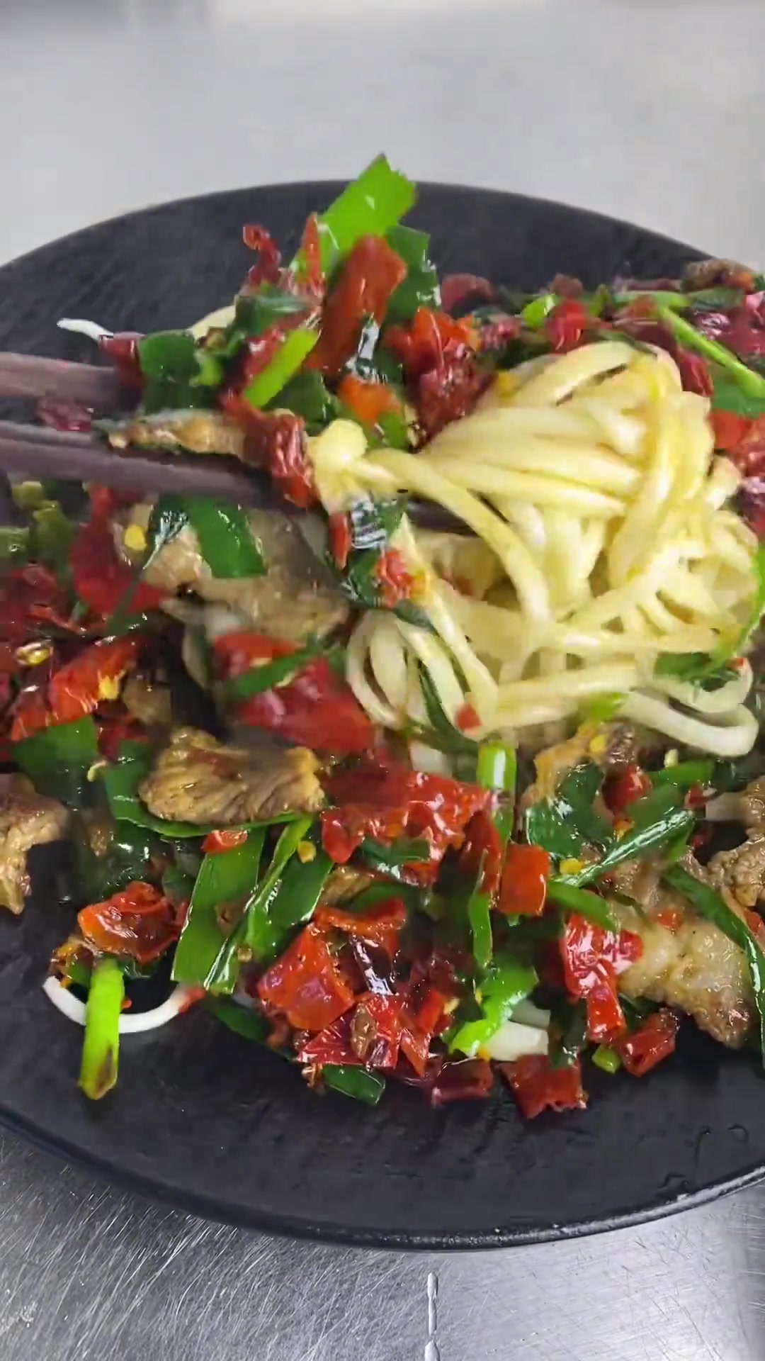新疆美食：韭菜肉拌面，好吃到停不下来