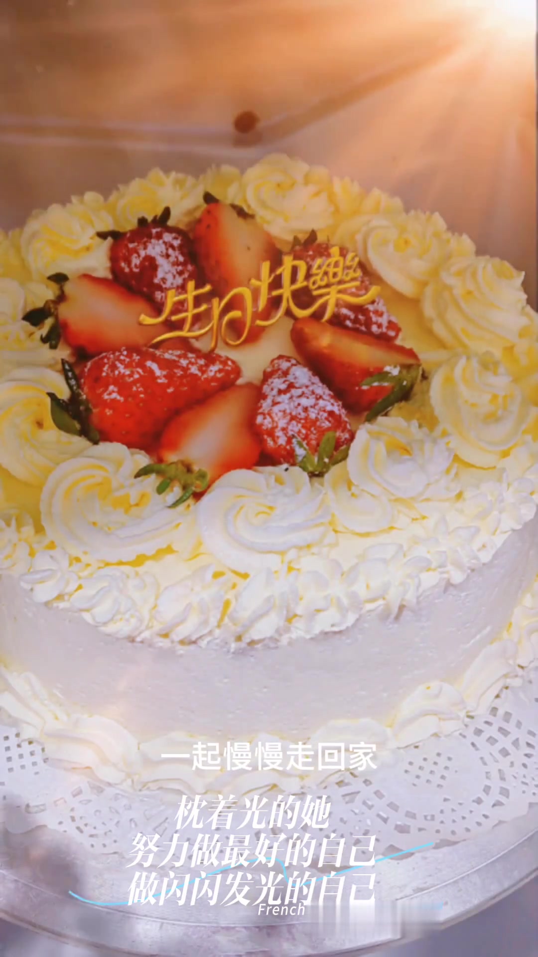 退伍女兵练复古奶油裱花,草莓蛋糕来啦
