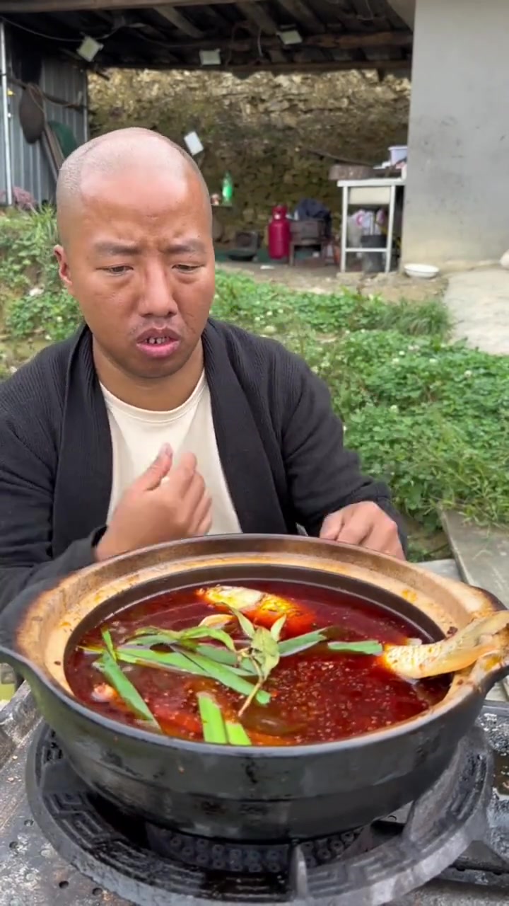 鱼腊配沙拉,香料加牛肉火锅!