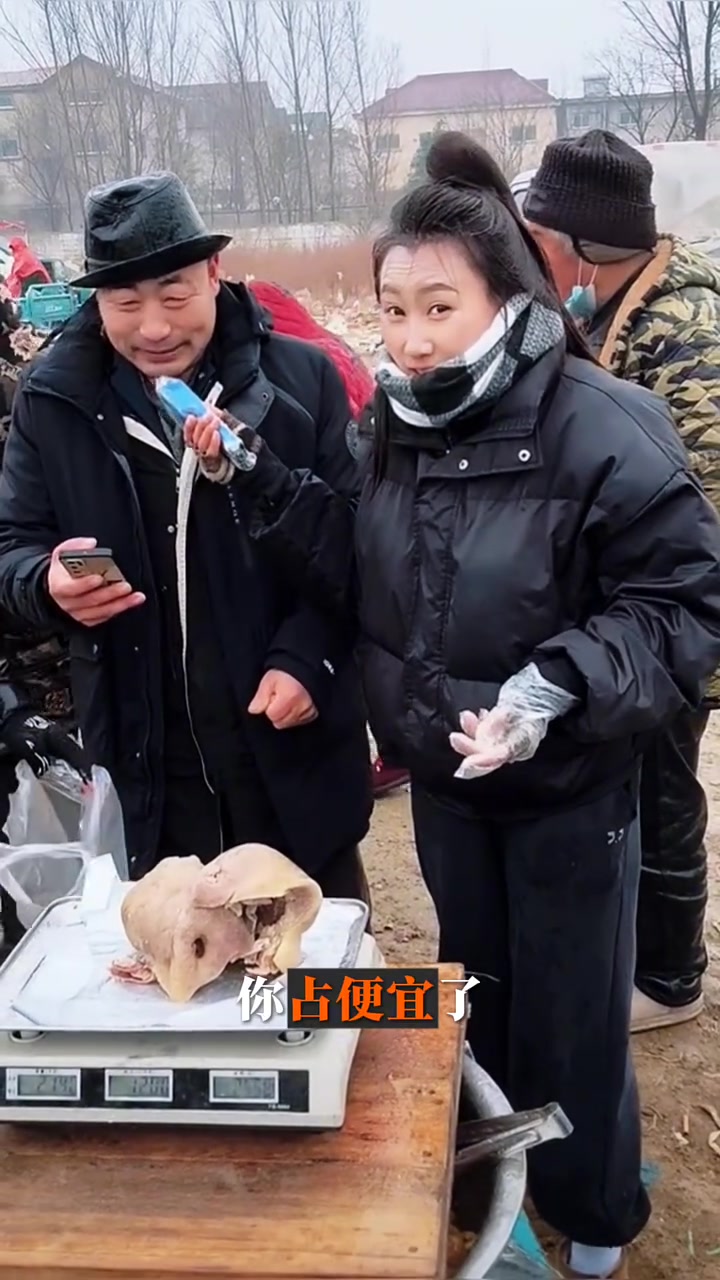大爷摆摊卖凉菜，用了新方法生意十分火爆