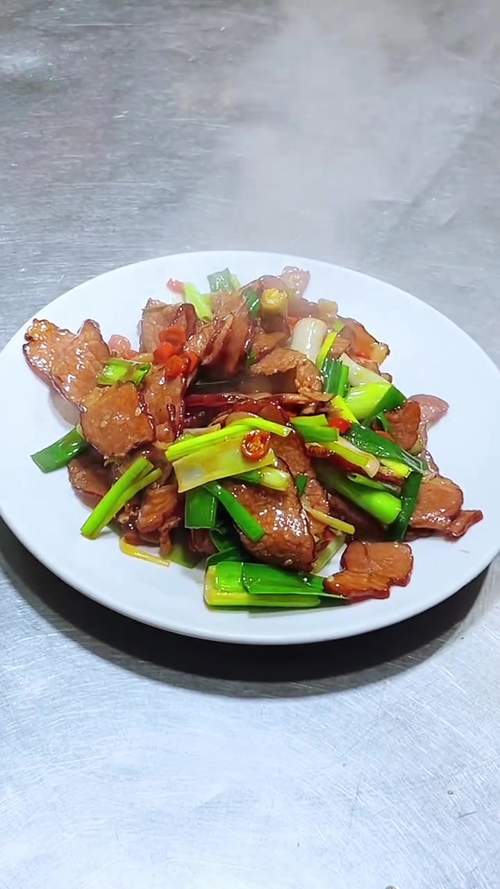蒜苗炒腊肉简单又好吃你值得拥有！湘菜 蒜苗炒腊肉 家常菜 最容易成功的人，不说硬话，不做软