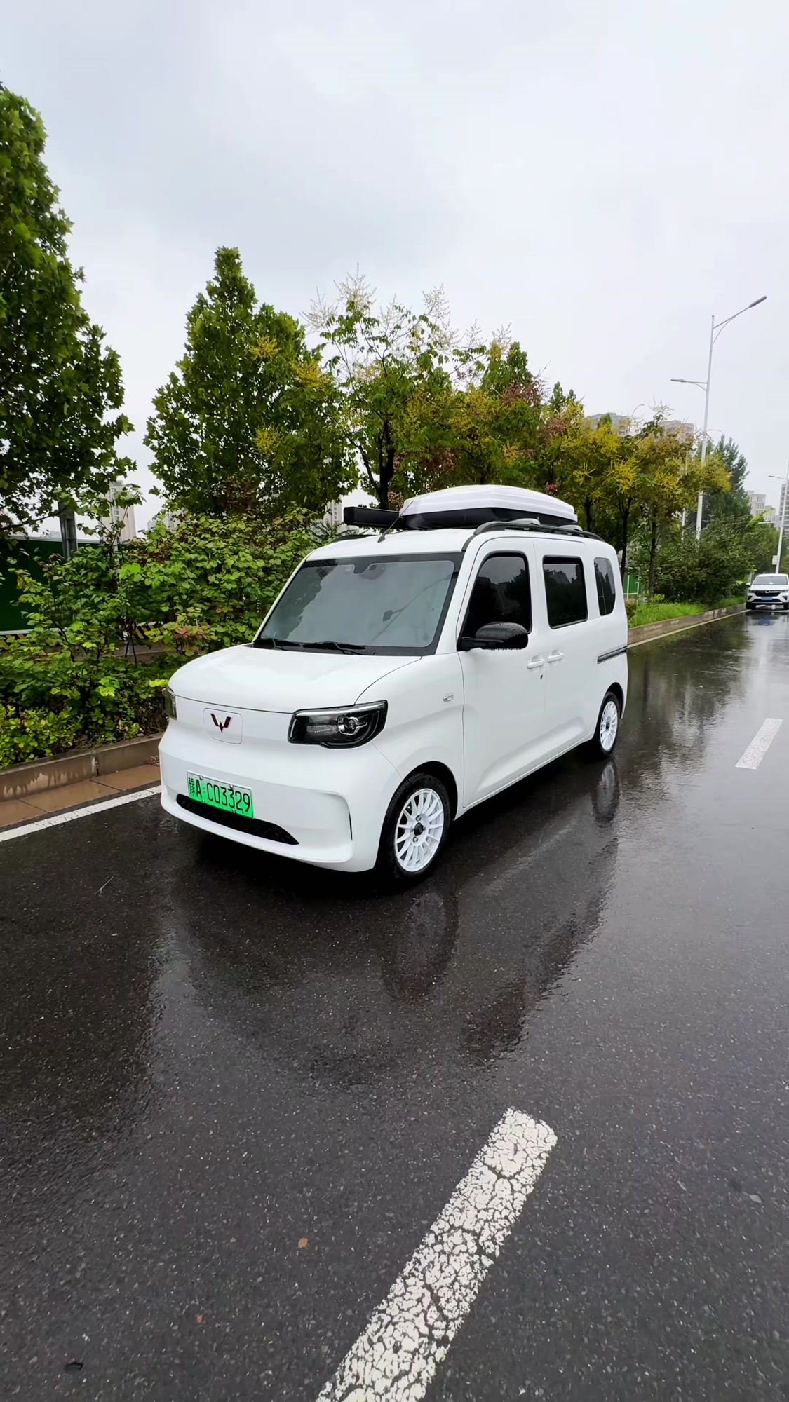 下雨天，在五菱之光EV床车里，听歌看电影~