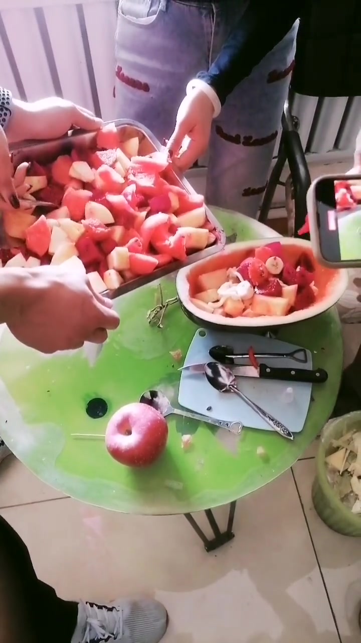 做西瓜船沙拉，沙拉酱不太好挤出来