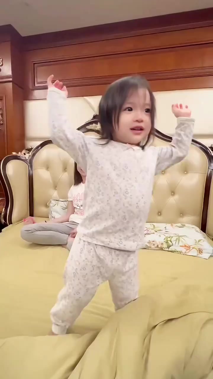 不能学我两岁一个月的汤圆在跳舞时和奶奶说不能模仿她的动作
