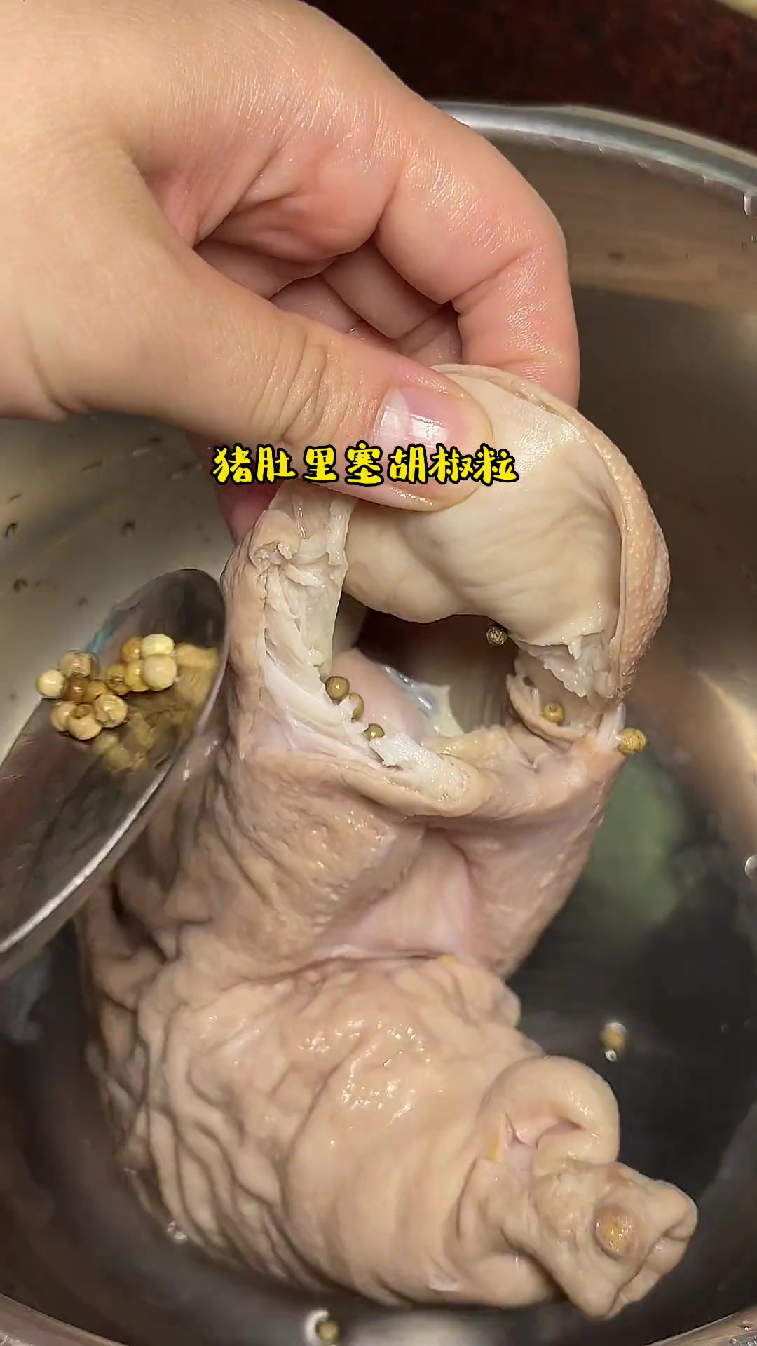 给坐月子的弟媳煮猪肚鸡汤暖身