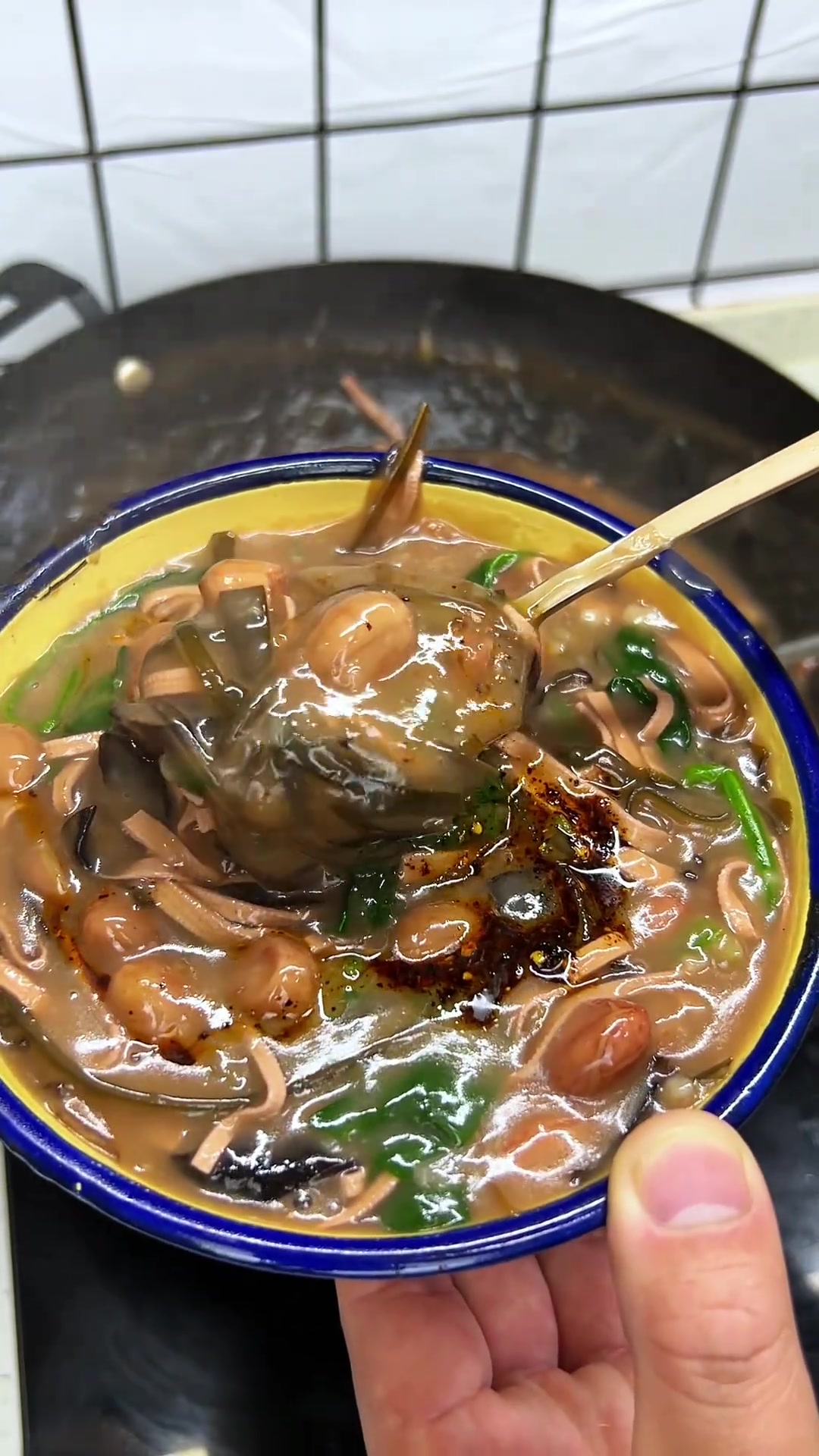 河南美食咸糊涂，汤菜俱全，我每次能喝三大碗