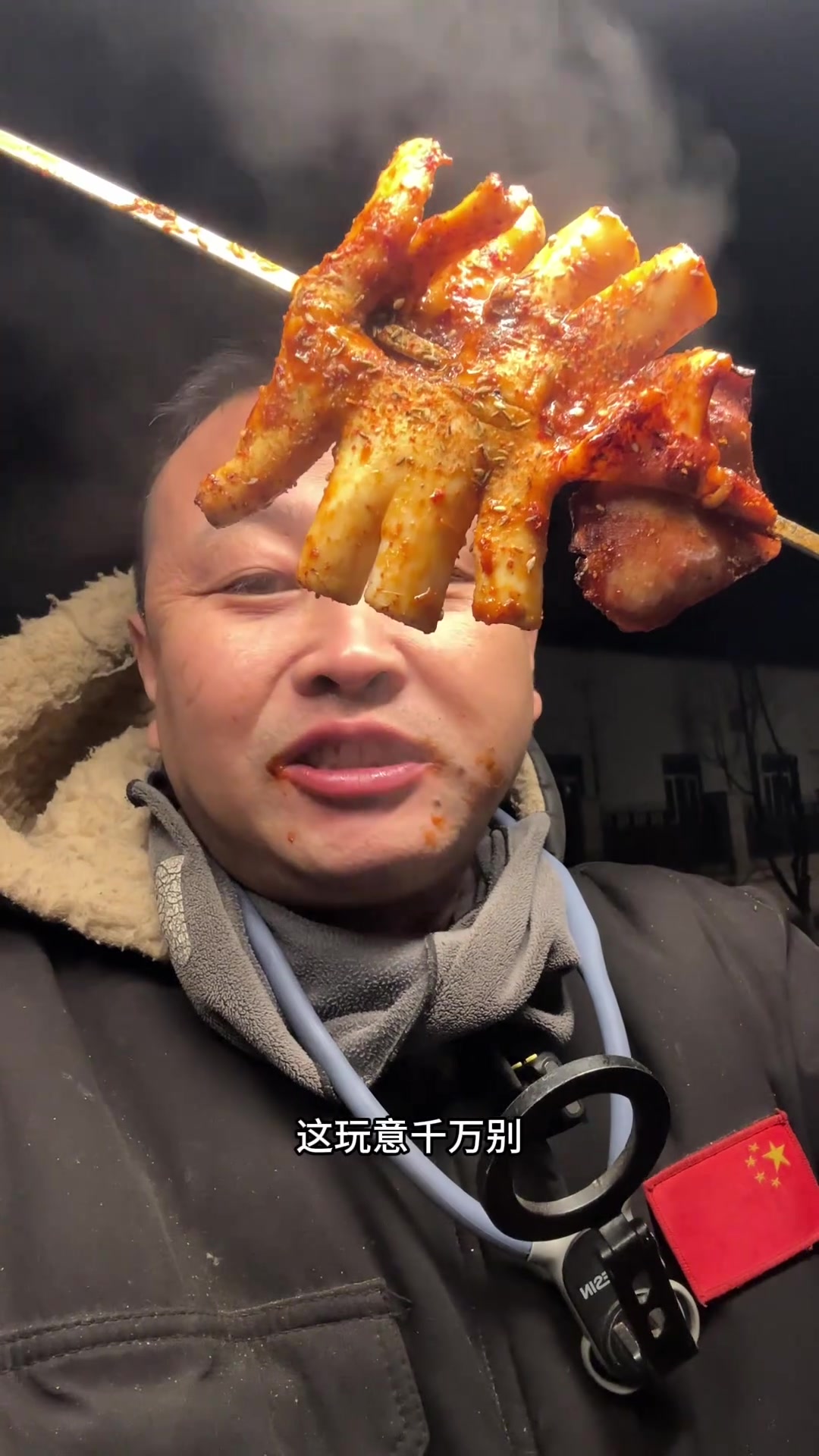 炭烤整个大鱿鱼吃的很爽，因为好吃上个视频时长太长了，精简一下