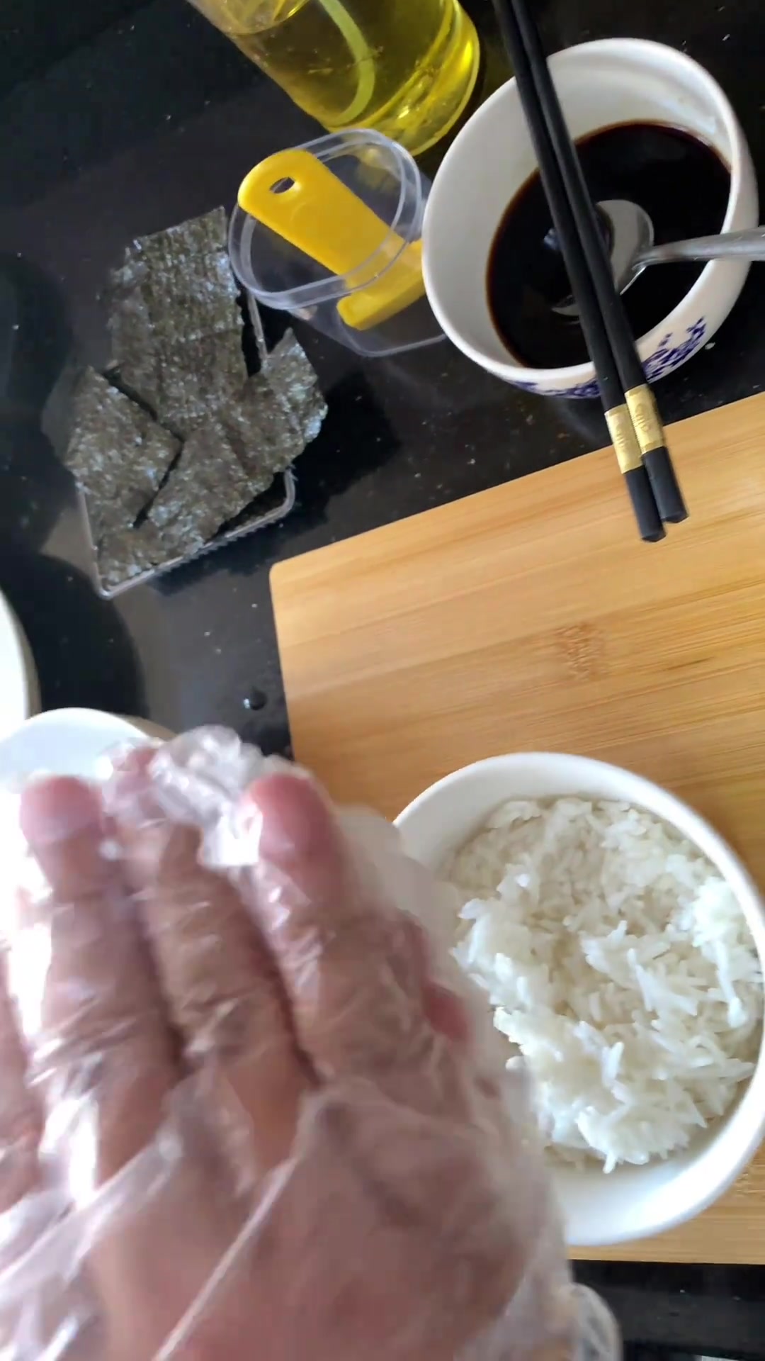 三角鳗鱼饭团挺好吃,这小子手艺真不错