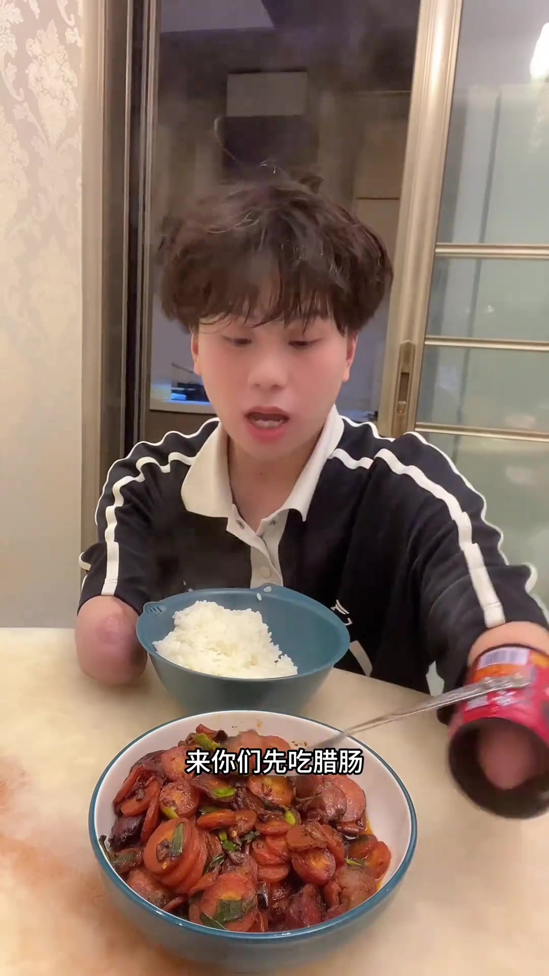 云贵川特色菜：腊肠炒胡萝卜，谁能拒绝