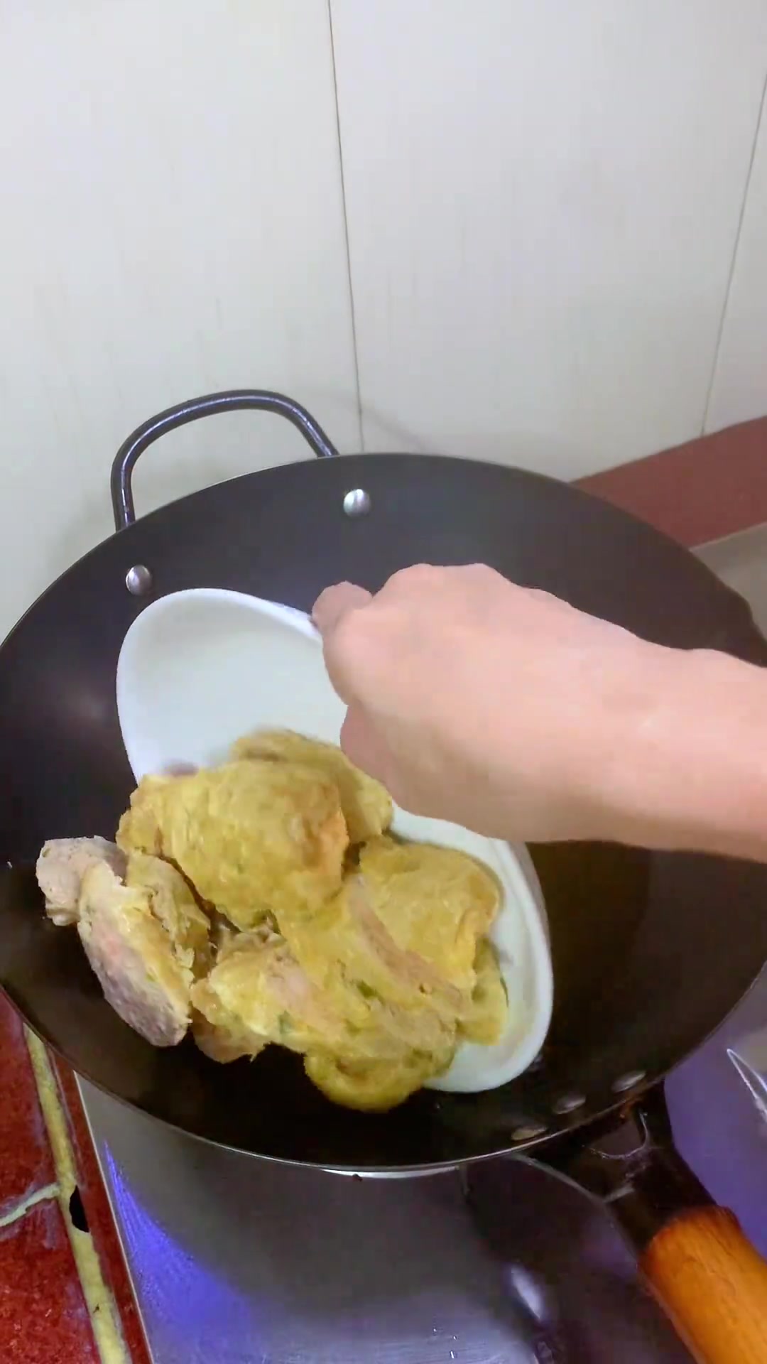 开饭啦，今日菜谱：照烧鸡翅、豆腐鱼粉丝汤、肉条虾卷