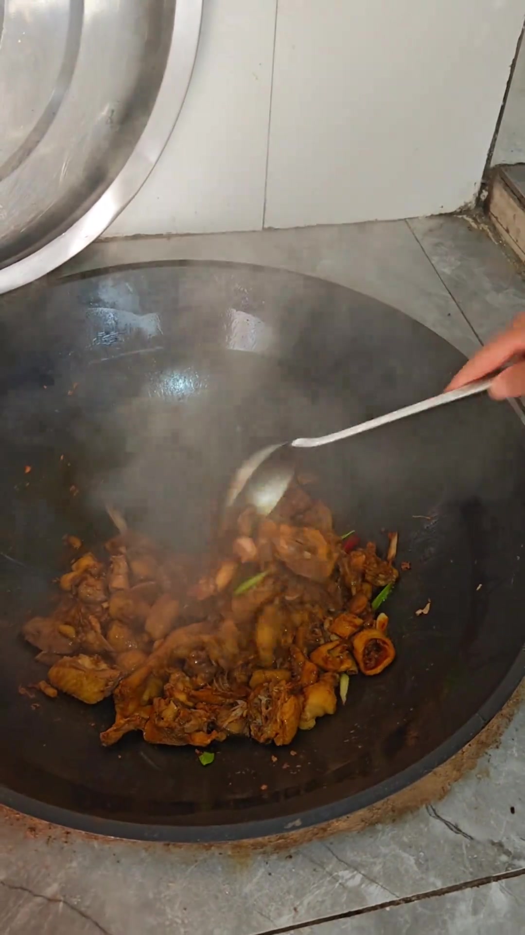 地锅鸡贴饼和大盘鸡，哪个更好吃？