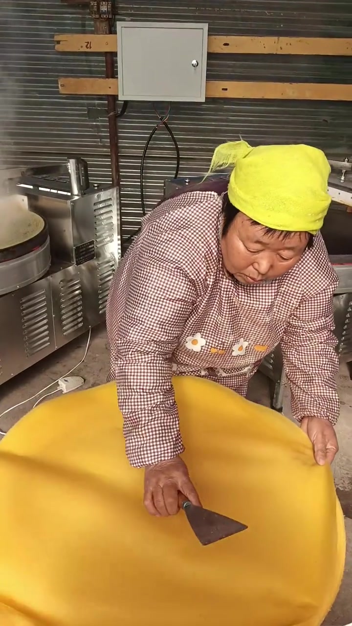 潍坊奎文大姐用75电鏊子烙南瓜煎饼，一人烙两台很轻松