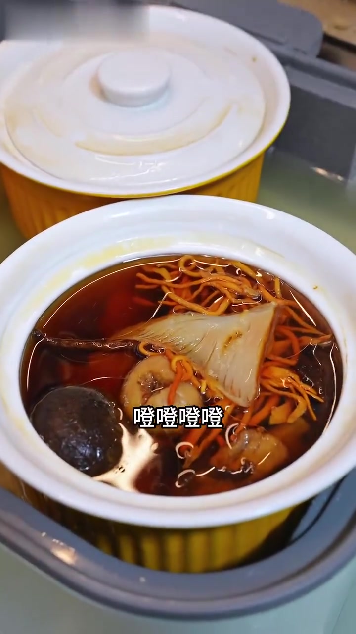 广东滋补靓汤：黑蒜排骨汤，全家可饮