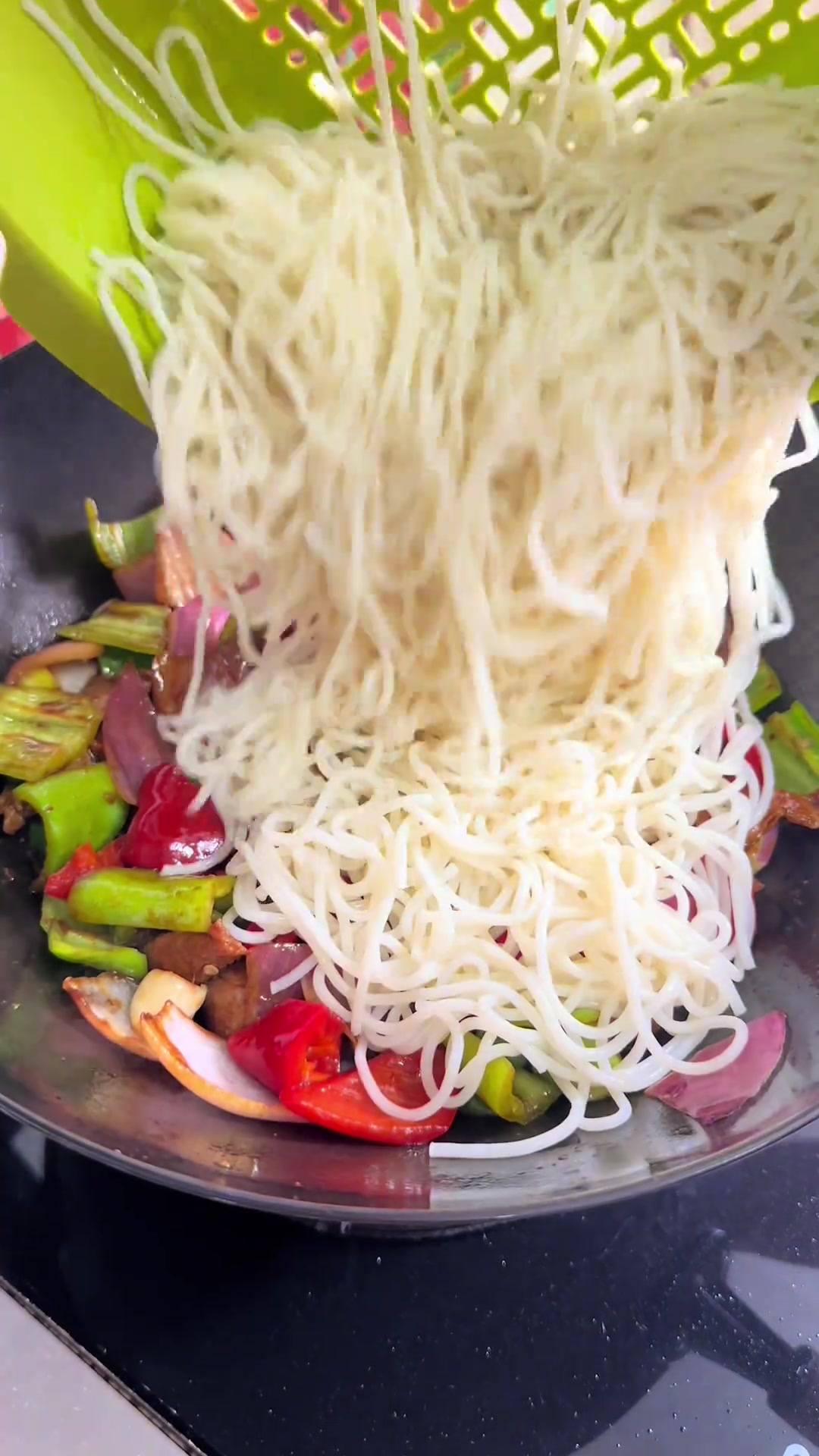 这碗牛肉炒粉绝了，真的很好吃