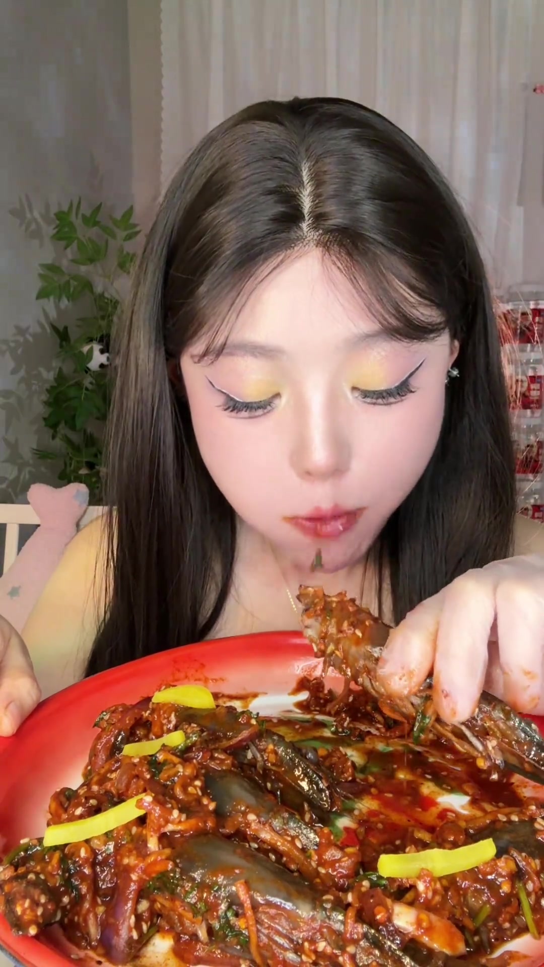 辣酱虾来了，香辣诱人，夜宵首选！