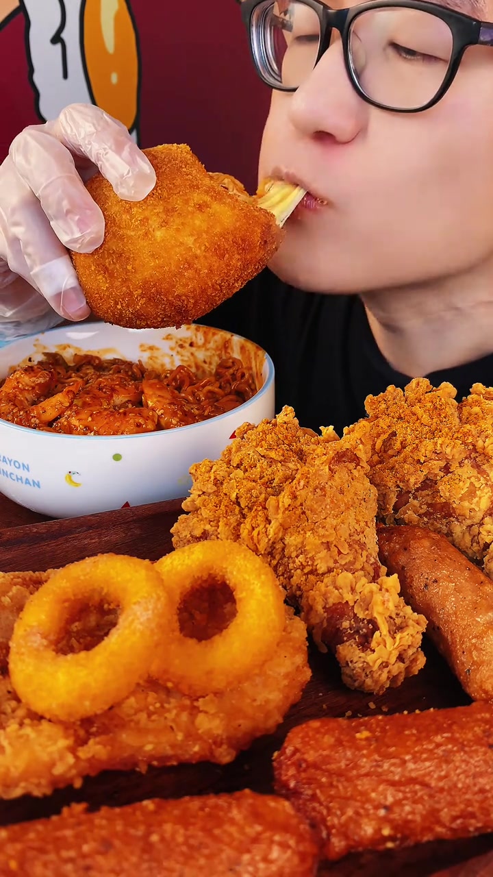 今天吃麻酱火鸡面、芝士火鸡面球和炸鸡腿