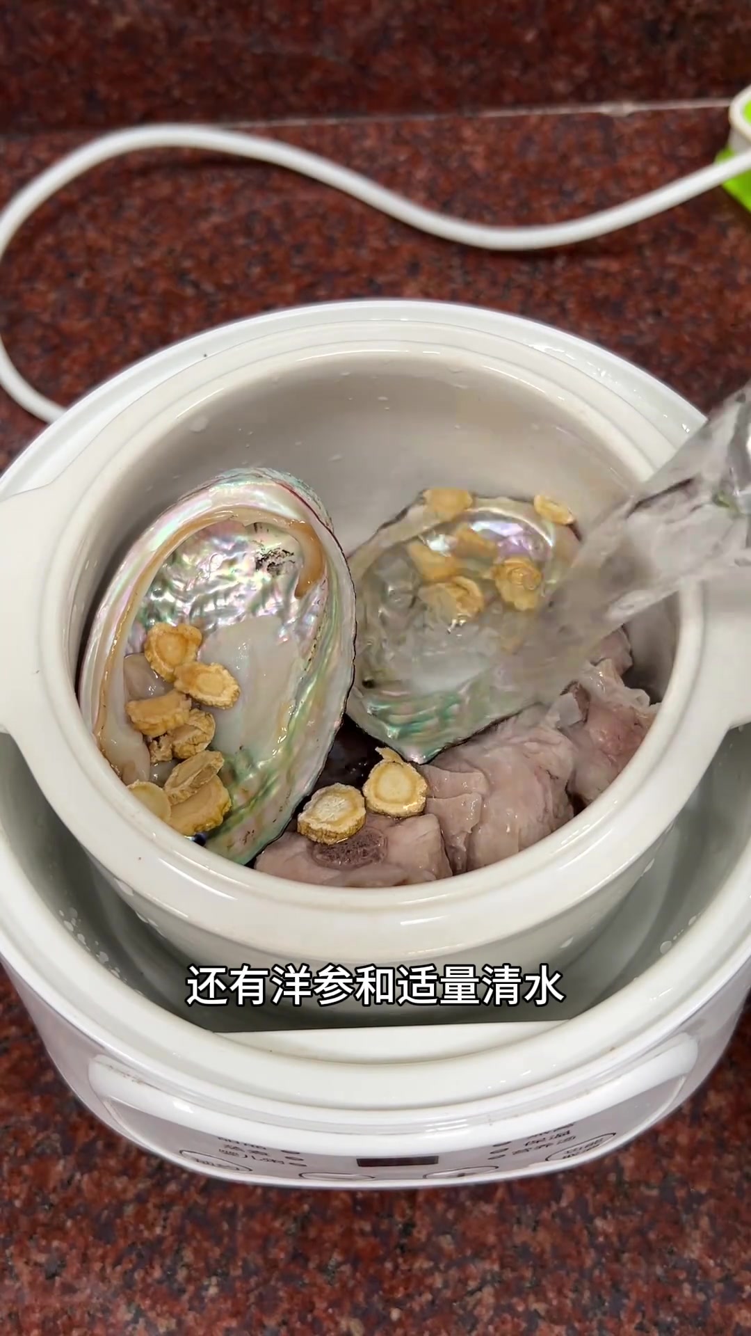 广东靓汤：洋参排骨炖鲍鱼，汤鲜味美