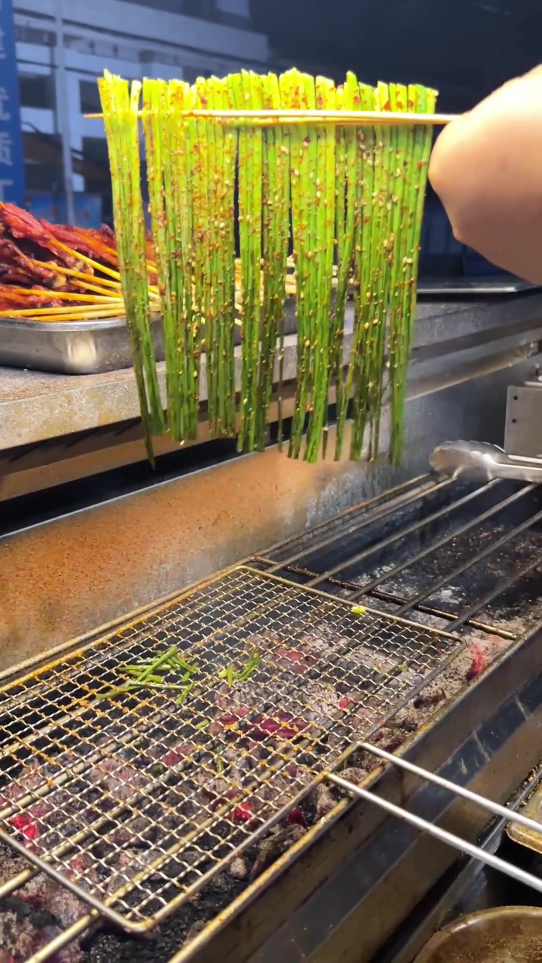 烤韭菜配烧烤料，风味独特