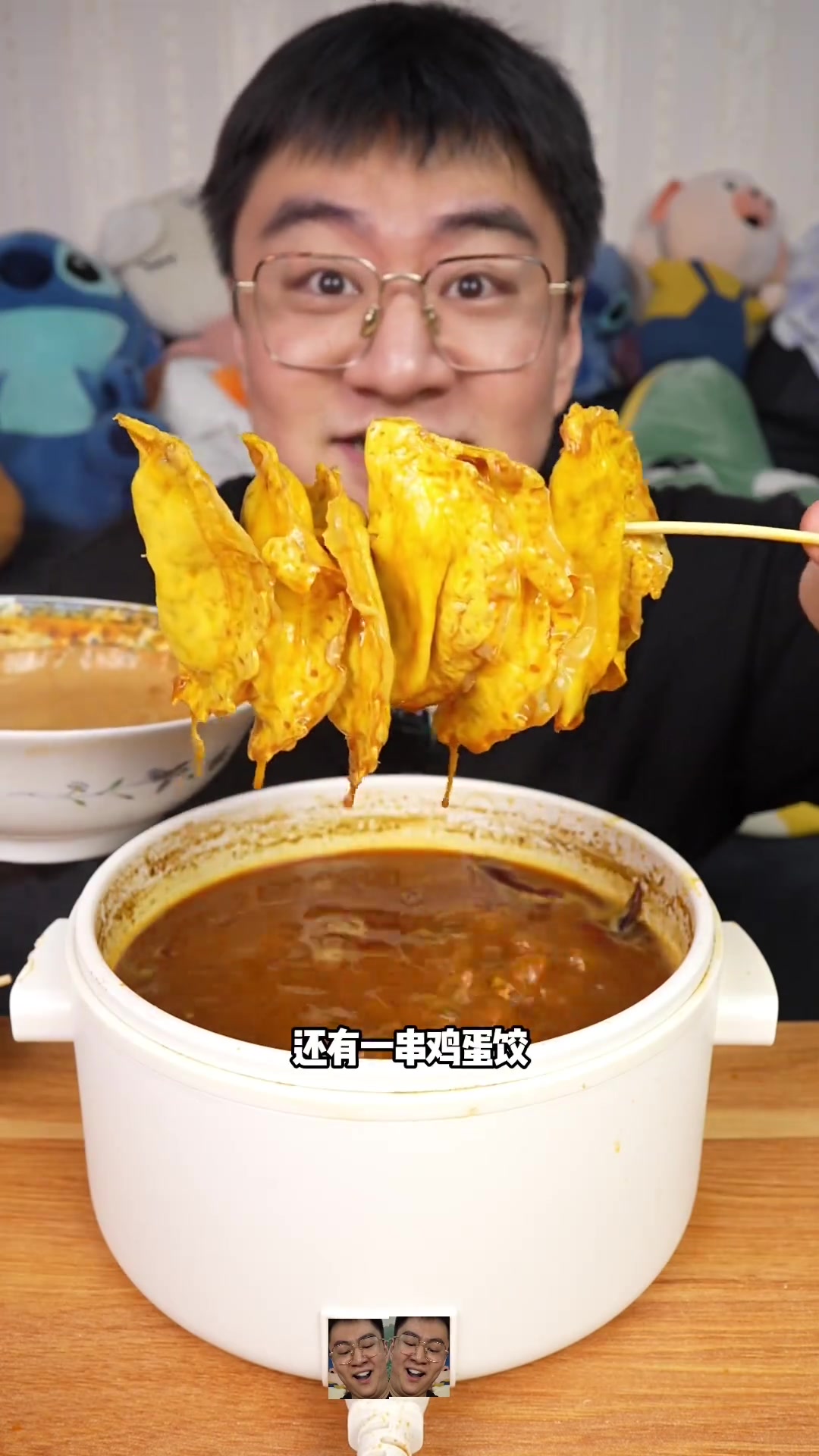 麻辣酸菜火锅涮肥牛虾爬子串加麻酱方便面加十三香小龙虾串
