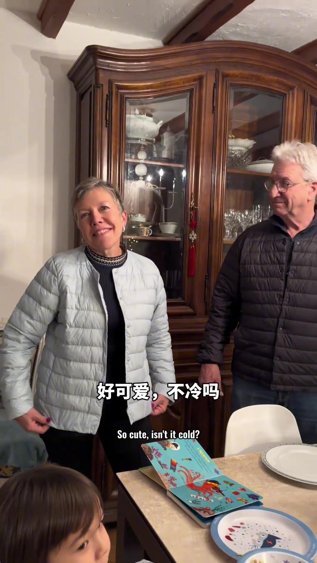 法国夫妻互相照顾！穿羽绒服！