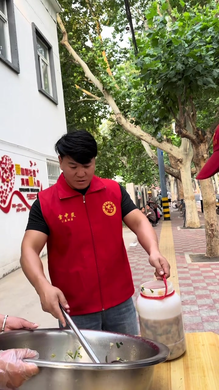 爱心粥屋，暖了异乡老父母的心！