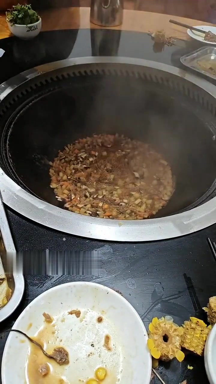 地锅鸡大灶台柴火灶米饭