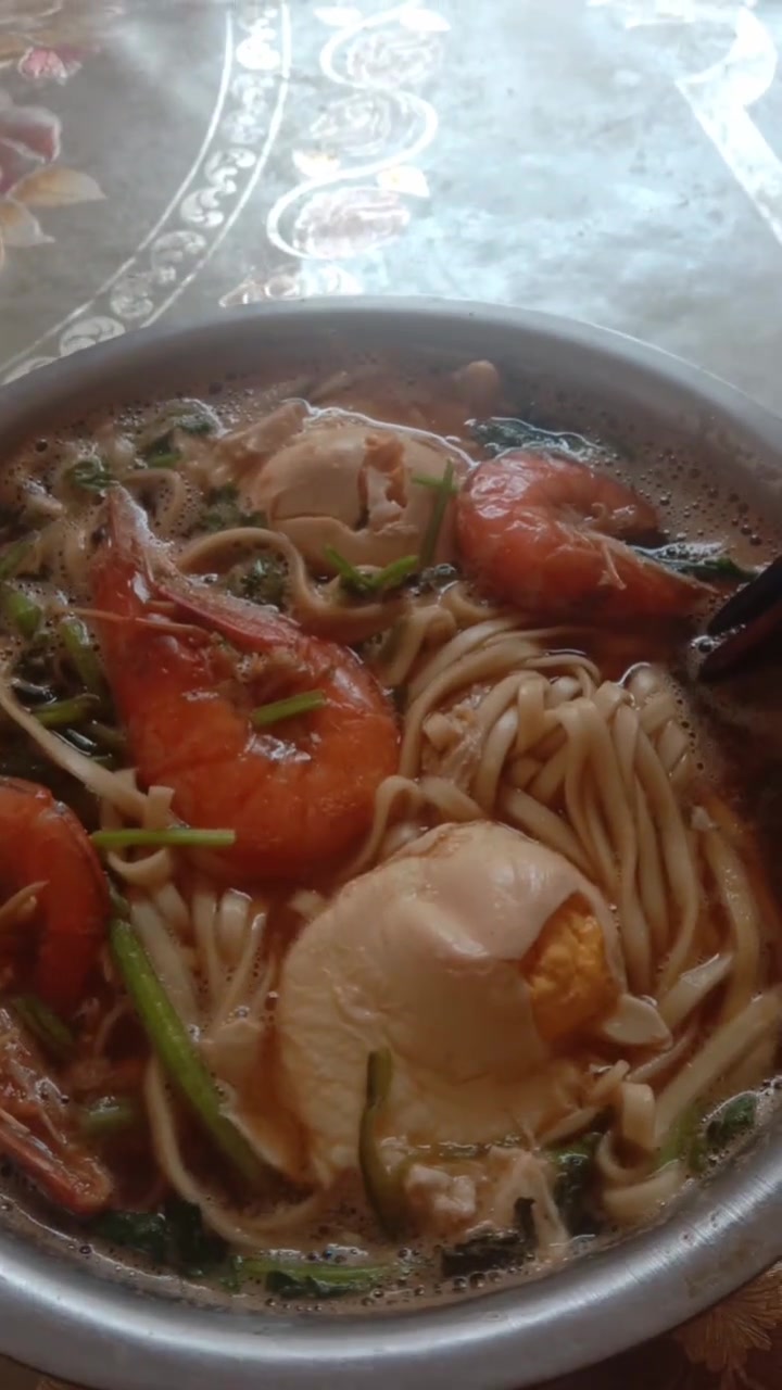 菠菜香菜面汤,虾卧鸡蛋香迷糊!