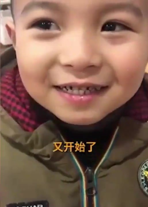 90后老师一口吃掉10后小学生巧克力,网友:我命令你再给他一块