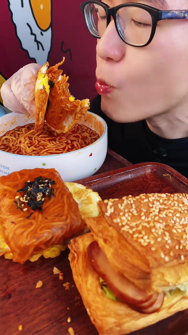 今天吃春卷火鸡面，煮火鸡面，还有法风烧饼