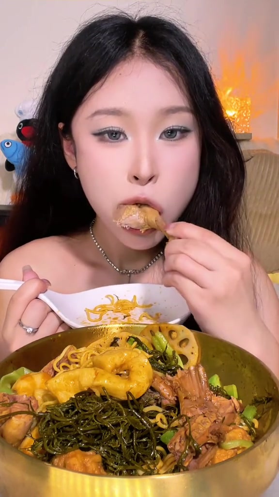 曹式鸭脖麻辣烫，深夜放毒，让你饿得睡不着！