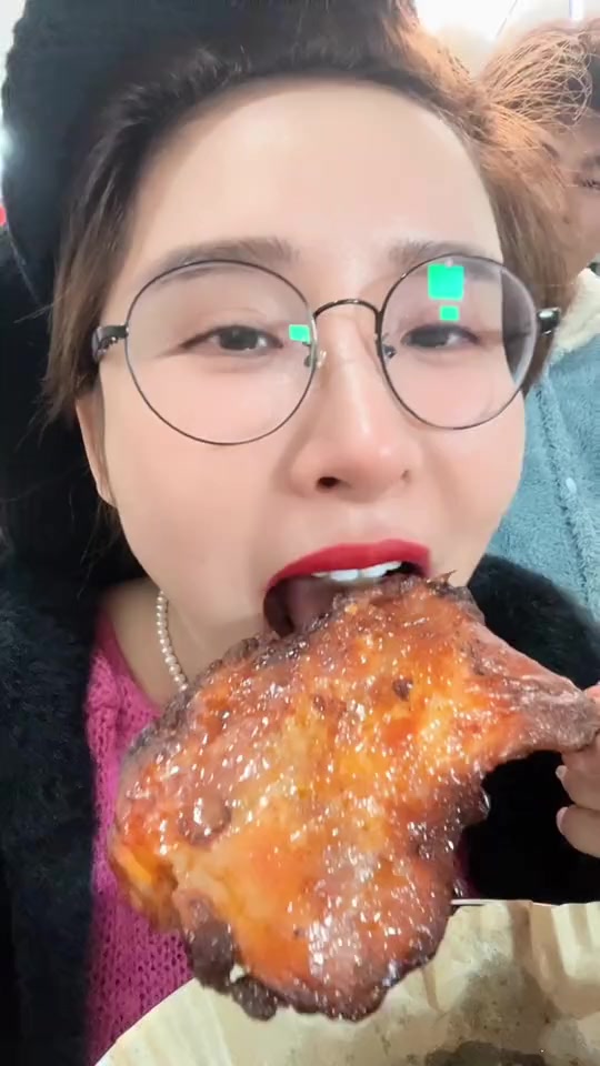 手枪腿微辣与奥尔良不辣，大口吃肉的感觉真好，妈呀太香了，深夜放毒