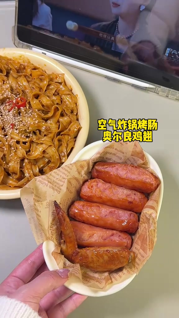 中国女人沉浸式吃夜宵：红油灌汤包，椒麻拌面，空气炸锅烤翅