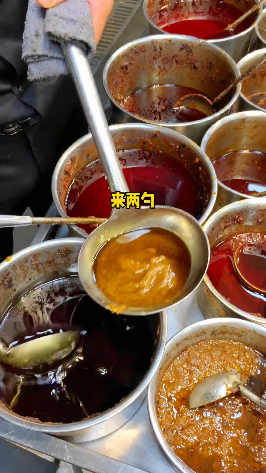 美食教程 今天教大家做一道鲜青椒烤鱼，学习烤鱼并不难