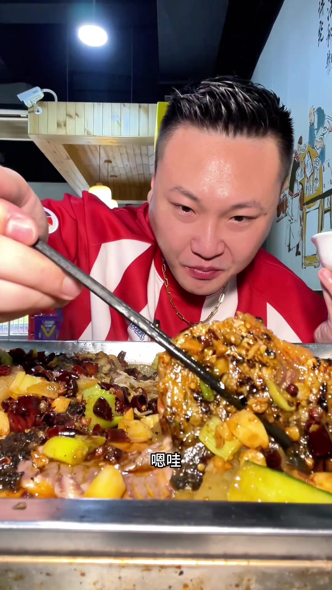 炭火精心烤制的万州烤鱼吃起来就是香