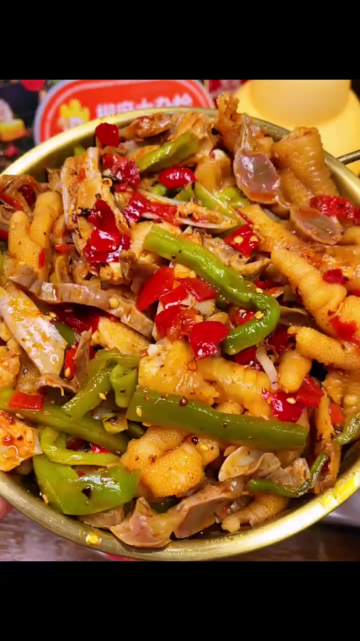 脱骨侠也出了椒麻大杂烩!无骨鸡爪,三角骨。鸡胗,鸡脚筋和贡菜五拼,吃起来嘎嘣脆爽的,麻麻辣