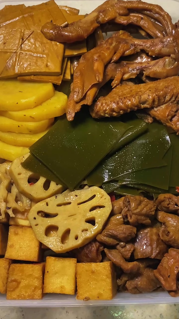 90后夫妻下班做黑鸭版卤味