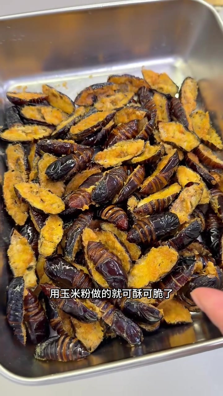 今天分享我家年夜饭必有的一道「干煸蚕蛹」像我这么做,简单又好吃,学会了年夜饭上又多一道大菜