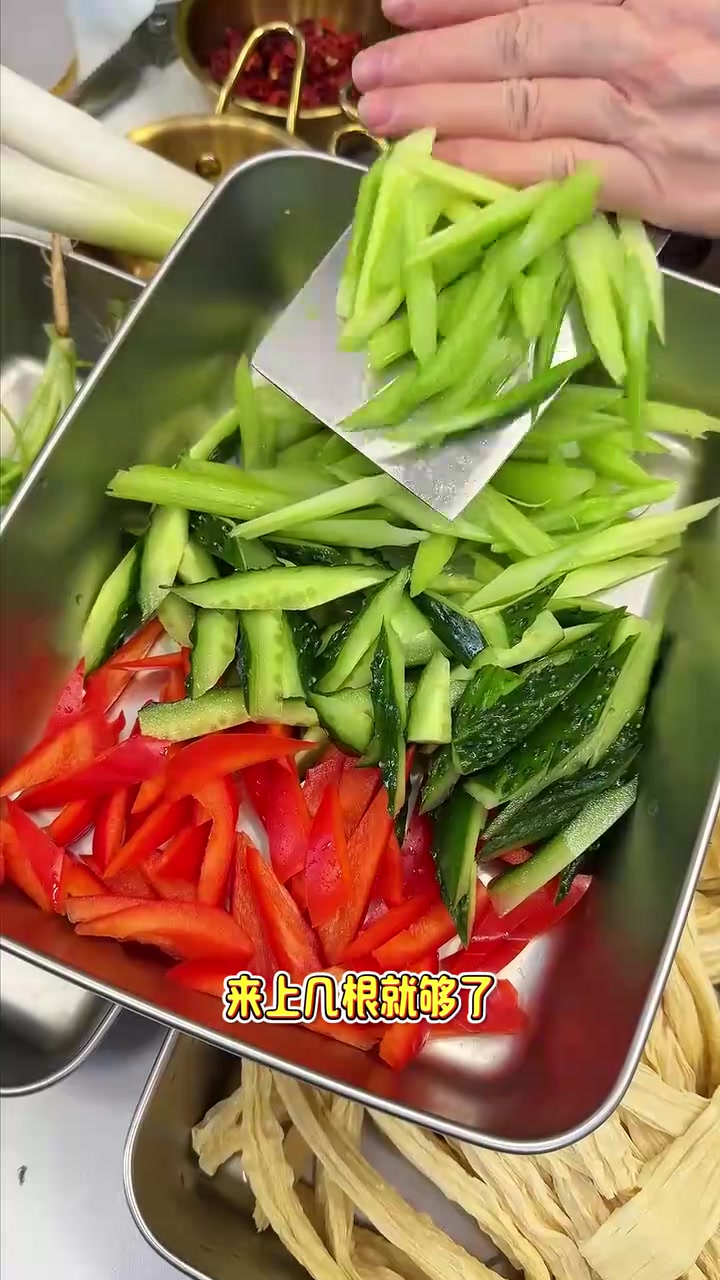 腐竹花生米拌秘制料汁，爽口入味