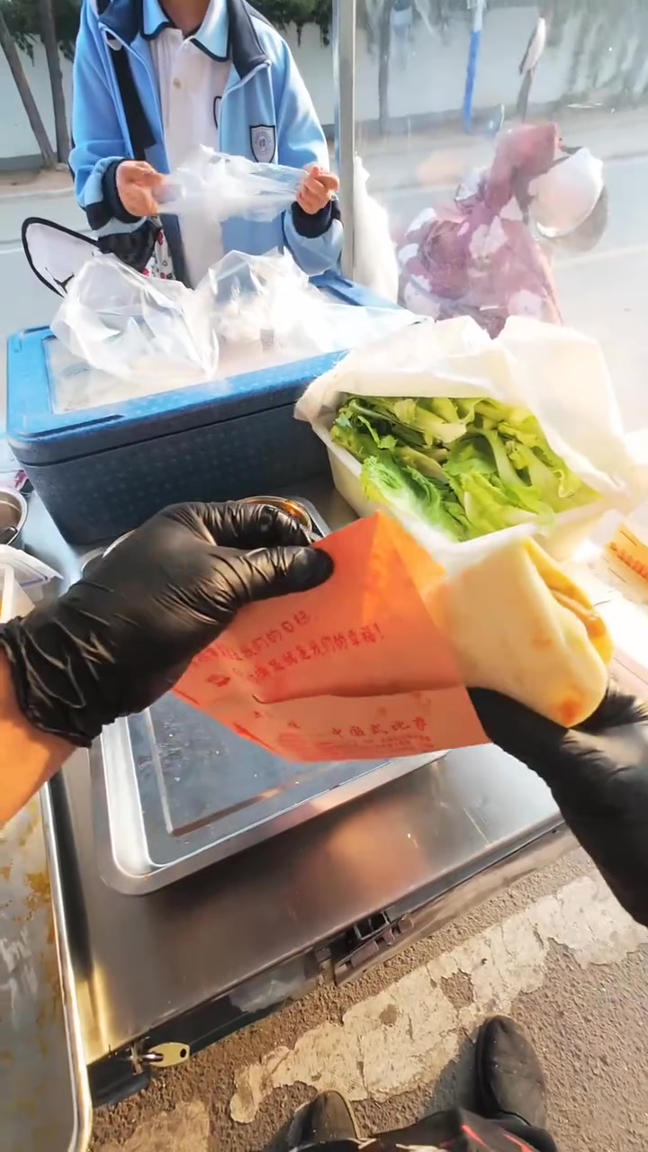 两眼一闭闹钟响，摆摊卖武大郎烧饼的一天开始了！