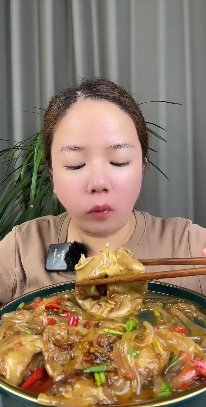 这道安康鱼肚炖得太烂了，口感差强人意，但粉条却意外好吃，美食分享总有惊喜与遗憾