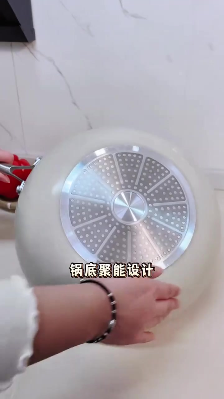 别再纠结到底是买不粘锅还是铁锅？厨房有个无有害涂层不粘炒锅就够了，耐用还省心！