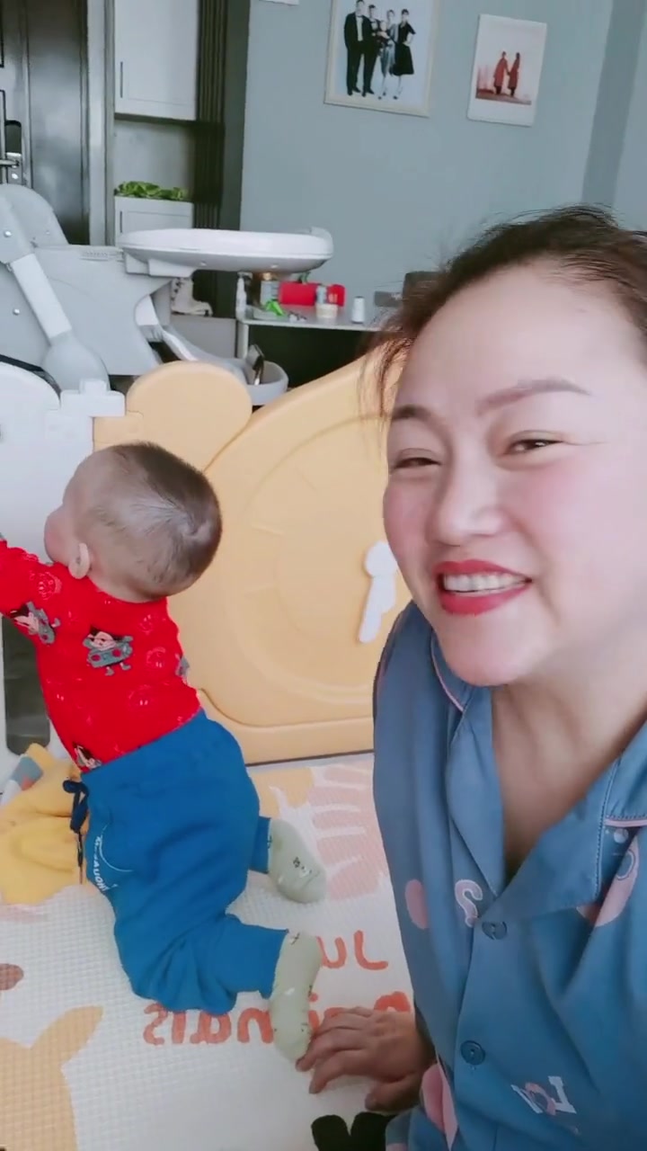 早上好奶奶在家带娃一晃这么大了