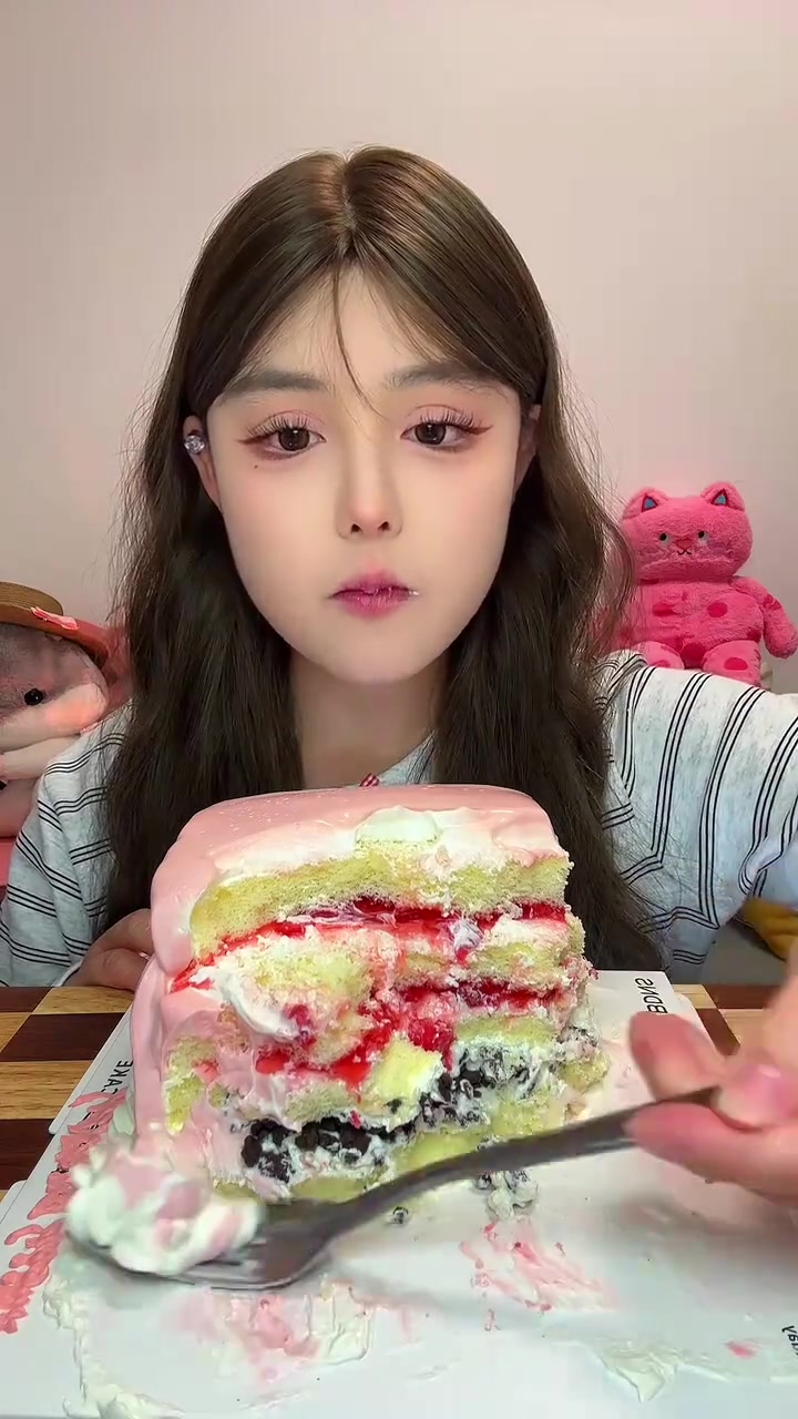 草莓甜甜奶油小方蛋糕