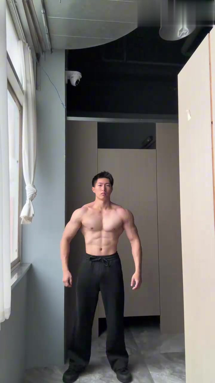 小骨架肌肉男，穿衣脱衣身材对比