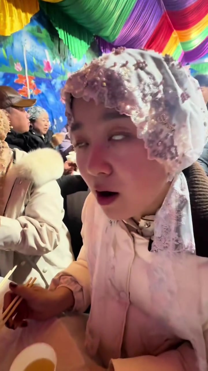 人间烟火气，最抚凡人心热热闹闹的农村婚礼，才是生活的真实写照，左右邻舍亲朋好友，一起见证幸
